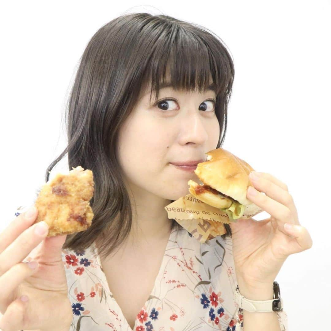 繁田梨世さんのインスタグラム写真 - (繁田梨世Instagram)「宣材写真を撮ってもらうついでにハンバーガーとチキンを食べてる写真も撮ってもらいました☺️ . . ハンバーガーはNICK STOCK熟成肉のハンバーガーで肉汁とソースが美味しい🍔 . . 宣材写真はいっぱい撮ってもらいましたが使えなかったやつです🤣 . . . Fマネージャーさんありがとうございます😭😭😭😭 . .」5月29日 11時30分 - shigesurumedayo