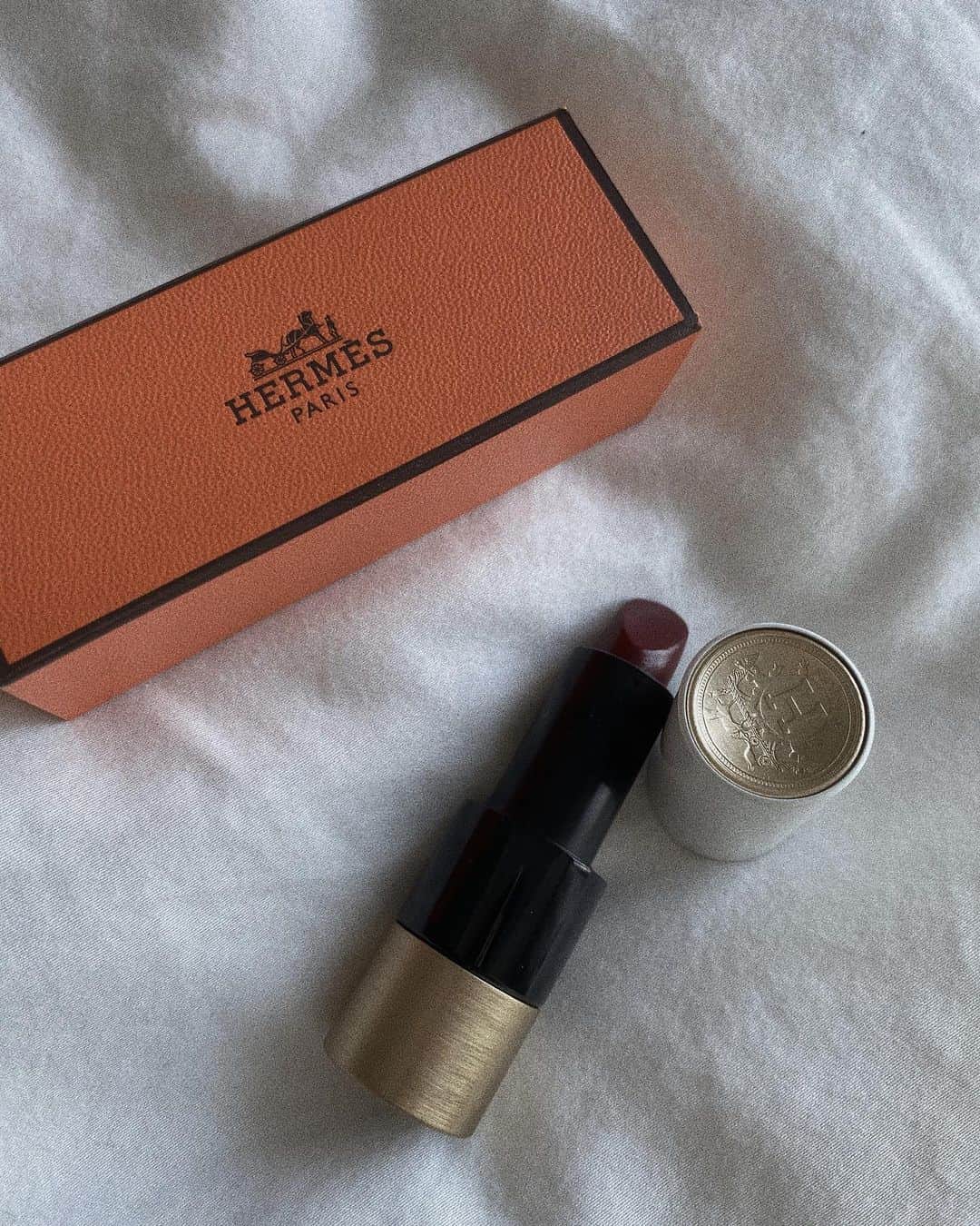 May J.さんのインスタグラム写真 - (May J.Instagram)「Rouge Hermès💄 アイメイクしない日にちょうど良いボルドーカラー。 It comes with the tiny orange box too🧡  #Rouge #hermes  #rougehermes  #lips #redlips」5月29日 11時44分 - mayjamileh