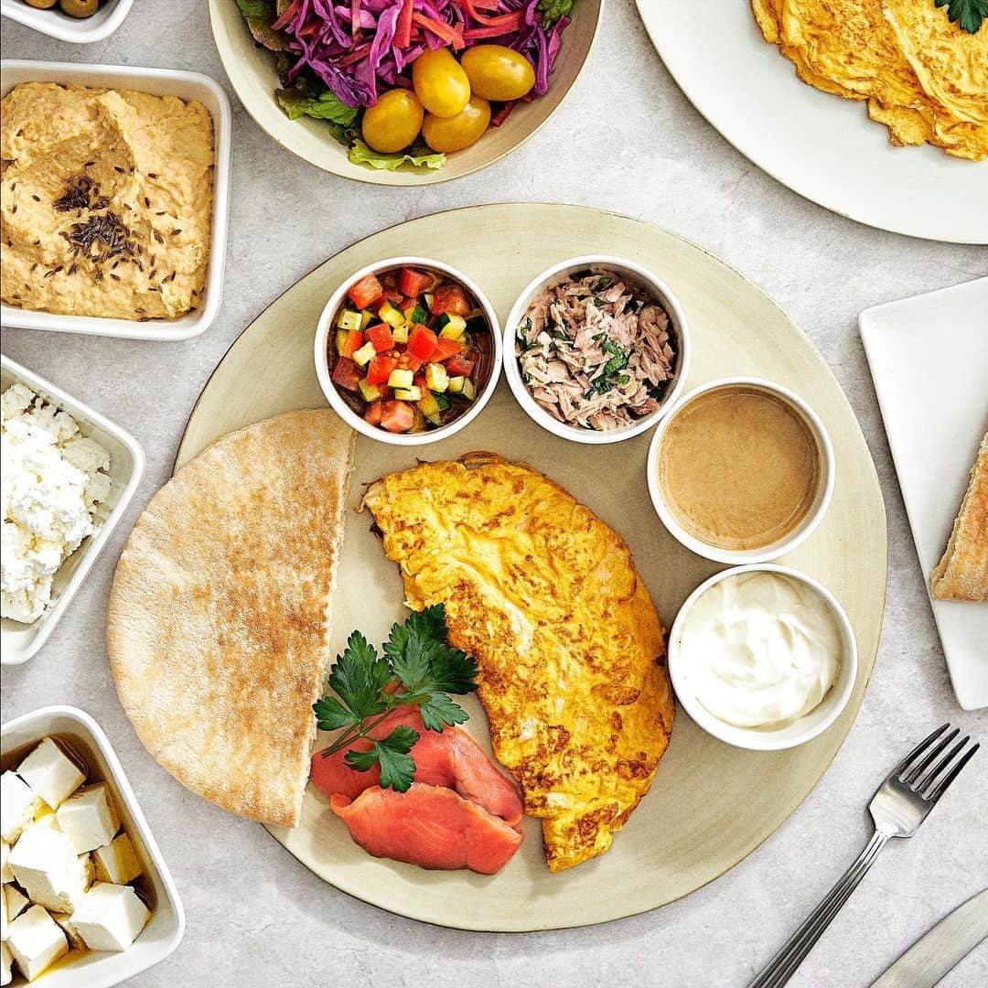 Panasonic Cooking（パナソニッククッキング）さんのインスタグラム写真 - (Panasonic Cooking（パナソニッククッキング）Instagram)「イスラエルの朝ごはんと言えば、 その名の通り「イスラエリ・ブレックファスト」。 ・ 現地ではさまざまなバリエーションがありますが、パン・卵・乳製品・魚・サラダの組み合わせが定番です。 ・ ゆったりとした週末にビュッフェ気分でブランチを楽しみませんか？ ----------------------------------------- 【イスラエルブレックファスト フムス】 ■材料（つくりやすい分量） ひよこ豆（水煮）　400g タヒーニ（白ねりごまでも可）　大さじ2 オリーブオイル　大2 塩　少々 ■作り方 【1】材料すべてを、ハンドブレンダーでかくはんする。 ----------------------------------------- 【このレシピで使用した商品】  ハンドブレンダー MX-S301 ※商品の取扱い詳細は、付属の説明書をご覧ください。  #イスラエル料理 #israelibreakfast #朝ごはん #breakfast #イスラエル #israel#homecooking #クッキングラム #レシピ #料理好きな人と繋がりたい #圧力鍋レシピ  #手作りごはん #世界の料理 #travelfoodie #圧力鍋 #ハンドブレンダー #パナソニッククッキング #panasonic_cooking #panasoniccooking #パナソニック #panasonic」5月29日 11時58分 - panasonic_cooking