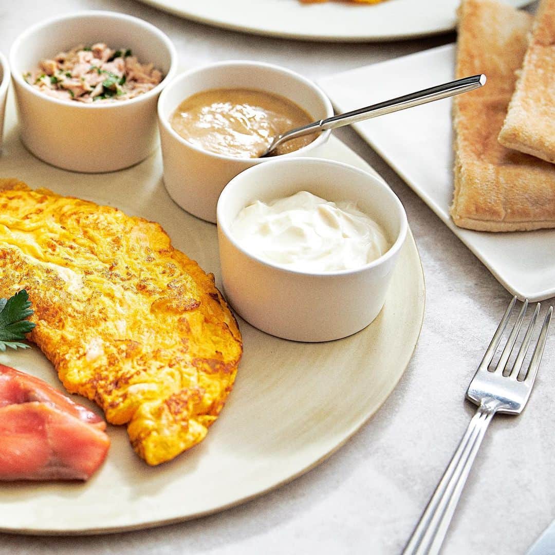 Panasonic Cooking（パナソニッククッキング）さんのインスタグラム写真 - (Panasonic Cooking（パナソニッククッキング）Instagram)「イスラエルの朝ごはんと言えば、 その名の通り「イスラエリ・ブレックファスト」。 ・ 現地ではさまざまなバリエーションがありますが、パン・卵・乳製品・魚・サラダの組み合わせが定番です。 ・ ゆったりとした週末にビュッフェ気分でブランチを楽しみませんか？ ----------------------------------------- 【イスラエルブレックファスト フムス】 ■材料（つくりやすい分量） ひよこ豆（水煮）　400g タヒーニ（白ねりごまでも可）　大さじ2 オリーブオイル　大2 塩　少々 ■作り方 【1】材料すべてを、ハンドブレンダーでかくはんする。 ----------------------------------------- 【このレシピで使用した商品】  ハンドブレンダー MX-S301 ※商品の取扱い詳細は、付属の説明書をご覧ください。  #イスラエル料理 #israelibreakfast #朝ごはん #breakfast #イスラエル #israel#homecooking #クッキングラム #レシピ #料理好きな人と繋がりたい #圧力鍋レシピ  #手作りごはん #世界の料理 #travelfoodie #圧力鍋 #ハンドブレンダー #パナソニッククッキング #panasonic_cooking #panasoniccooking #パナソニック #panasonic」5月29日 11時58分 - panasonic_cooking