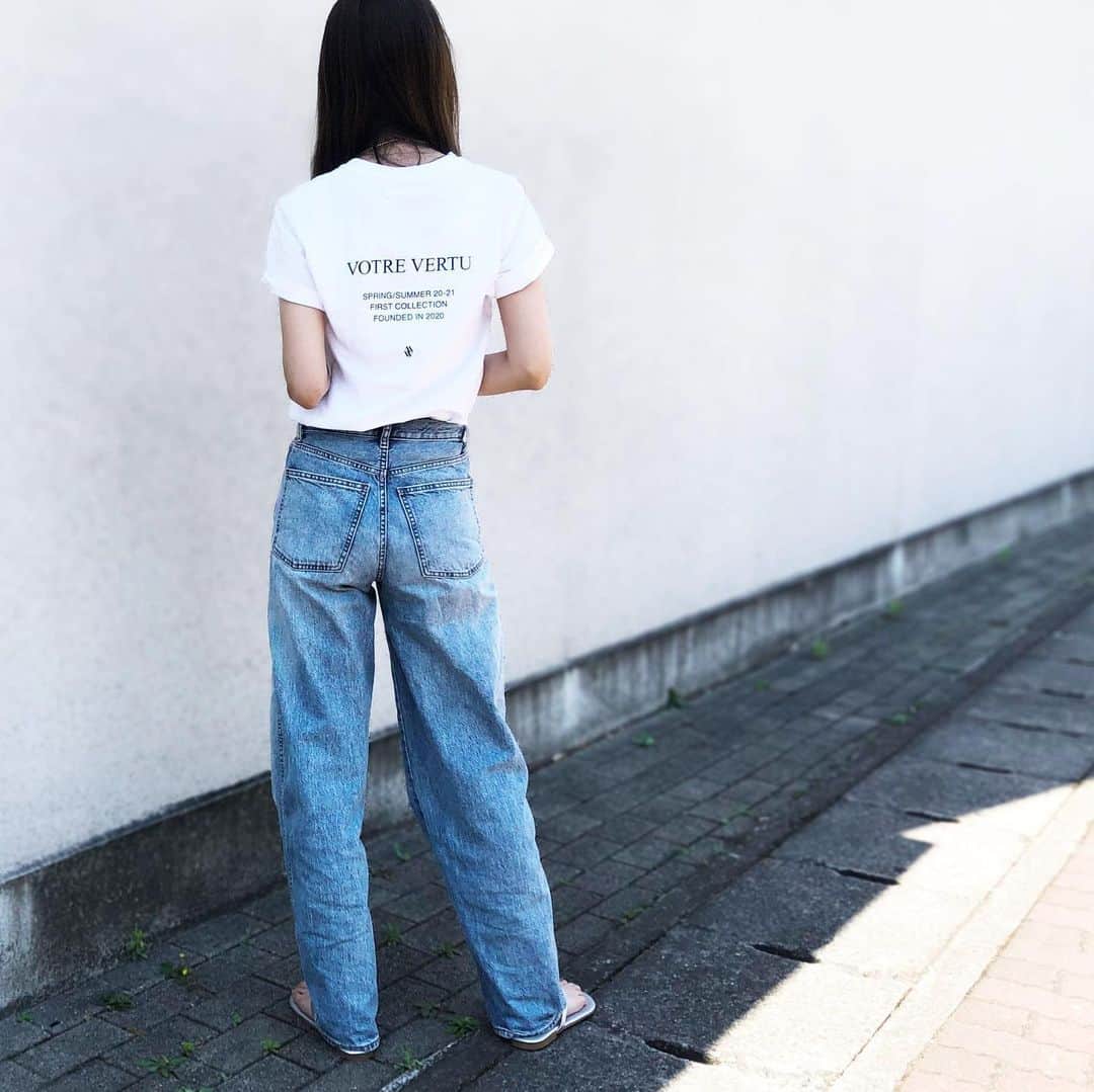 のインスタグラム：「200.5.29. .  大人の#ロゴt  年々難しくなる#ロゴ ユニセックスで着られる @votre__vertu  の#tシャツ . 後ろがめちゃくちゃ可愛い . Tshirt #votrevertu denim #uniqlo #ユニクロ #uniqlou  sandal @donobanweb #donoban .  #tシャツコーデ  #栄作コーデ  #アラフォー#アラフォーコーデ #高身長#高身長女子 #ユニデニ #pr」