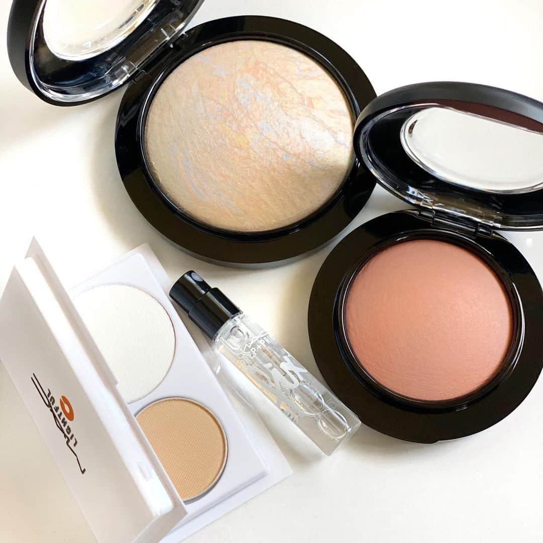 M∙A∙C Cosmetics Japanのインスタグラム：「【本日発売】M･A･Cでベストセラーのチークとツヤ感をプラスするハイライトがセットインしたお得なキットが@ cosme SHOPPING限定で登場！ ㅤ キットはM･A･C人気製品のサンプル付き。軽いつけ心地とほどよいツヤ感でメイクを楽しんで✨ ㅤ キットを使用したメイク動画は2枚目をチェック👉 ㅤ 〈キット内容〉 フレッシュ ルック キット [約7,700円(税抜)相当] 特別セット価格　6,600円(税込)  ㅤ ☑︎M･A･Cミネラライズ スキンフィニッシュ: ライトスカペード(現品) ☑︎M･A･Cミネラライズ ブラッシュ: ウォーム ソウル(現品) ☑︎ライトフル C+ SPF 30 ファンデーション <サンプル> ☑︎M･A･Cプレップ プライム フィックス+ <サンプル> ☑︎クレンズ オフ オイル パケット <サンプル>  ㅤ ※数量限定のため、なくなり次第終了となります。 ㅤ ㅤ #MACCosmeticsJapan#MACCosmetics#MAC#MACコスメ#メイク好き#デパコス#新作コスメ#春メイク#血色感#血色メイク#抜け感メイク#抜け感#コスメ記録#コスメマニア#艶肌メイク#マックコスメ#限定コスメ#ヘルシーメイク#日焼けメイク#夏メイク#オレンジメイク#キラキラメイク#ハイライト」