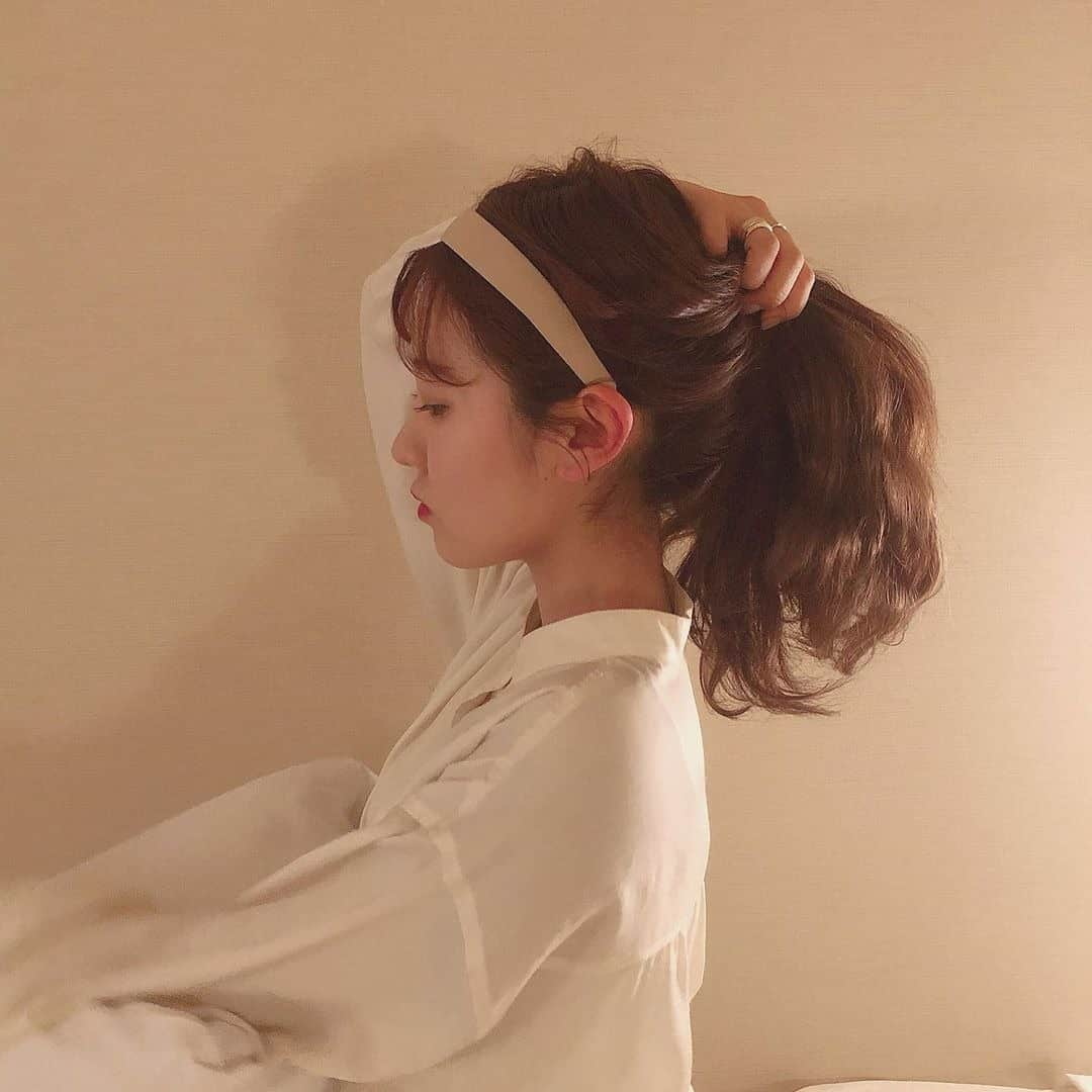 RiLiさんのインスタグラム写真 - (RiLiInstagram)「簡単かわいいヘアアレNo. 1❤️【カチューシャアレンジ】🐰🎀 ..... 誰でも簡単かわいく、お洒落にヘアアレが楽しめちゃう❤️【カチューシャアレンジ】をやってみてはいかが🎶 カチューシャのいいところはロングでもショートのコでも関係なくヘアアレが楽しめちゃうところ❣️特にウエーブ巻きとカチューシャとの相性は、とってもいいよ🎀✨ 今年はくすみ系ワンカラーのシンプルデザインがオススメ❣️他にもチェック柄やクロコ系などいろんな種類があるから自分に合いそうなカチューシャを選んでみてはどう😉💕？ ❣❣❣❣❣ サイトやSNSで掲載させていただくお写真募集中😘📸 かわいいコーデやアイテム、注目スポットなどが撮れたら、ハッシュタグ→#rili_tokyo  を付けて投稿❗ ． Special Thanks💋 Photo by @minamatsu_ @yuyukmt @lattice_yui @rinya5588 @lattice_saaya @aoiiii_sk @siho.420 @bepu_chan ． #春 #春コーデ #カチューシャアレンジ #カチューシャ #カチューシャヘアアレンジ #ヘアアレンジ #簡単ヘアアレンジ #ポニーテール #ダウンヘア #ベージュコーデ#ワントーンコーデ #シンプルコーデ  #カジュアルコーデ #ガーリーコーデ #置き画 #置き画くら部 #今日のコーデ #コーデ #コーディネート #RiLi  #おしゃれさんと繋がりたい #お洒落さんと繋がりたい #ファッション #패션스타그램 #ootd #outfit」5月29日 12時00分 - rili.tokyo