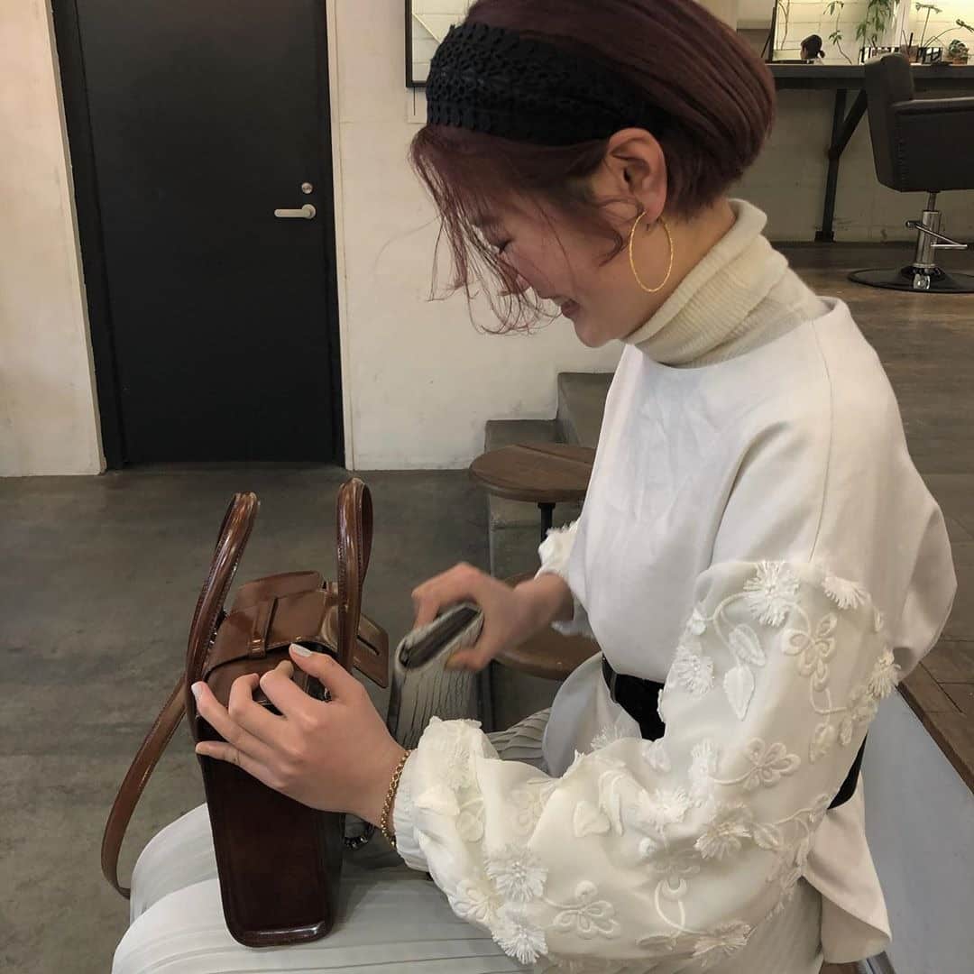 RiLiさんのインスタグラム写真 - (RiLiInstagram)「簡単かわいいヘアアレNo. 1❤️【カチューシャアレンジ】🐰🎀 ..... 誰でも簡単かわいく、お洒落にヘアアレが楽しめちゃう❤️【カチューシャアレンジ】をやってみてはいかが🎶 カチューシャのいいところはロングでもショートのコでも関係なくヘアアレが楽しめちゃうところ❣️特にウエーブ巻きとカチューシャとの相性は、とってもいいよ🎀✨ 今年はくすみ系ワンカラーのシンプルデザインがオススメ❣️他にもチェック柄やクロコ系などいろんな種類があるから自分に合いそうなカチューシャを選んでみてはどう😉💕？ ❣❣❣❣❣ サイトやSNSで掲載させていただくお写真募集中😘📸 かわいいコーデやアイテム、注目スポットなどが撮れたら、ハッシュタグ→#rili_tokyo  を付けて投稿❗ ． Special Thanks💋 Photo by @minamatsu_ @yuyukmt @lattice_yui @rinya5588 @lattice_saaya @aoiiii_sk @siho.420 @bepu_chan ． #春 #春コーデ #カチューシャアレンジ #カチューシャ #カチューシャヘアアレンジ #ヘアアレンジ #簡単ヘアアレンジ #ポニーテール #ダウンヘア #ベージュコーデ#ワントーンコーデ #シンプルコーデ  #カジュアルコーデ #ガーリーコーデ #置き画 #置き画くら部 #今日のコーデ #コーデ #コーディネート #RiLi  #おしゃれさんと繋がりたい #お洒落さんと繋がりたい #ファッション #패션스타그램 #ootd #outfit」5月29日 12時00分 - rili.tokyo