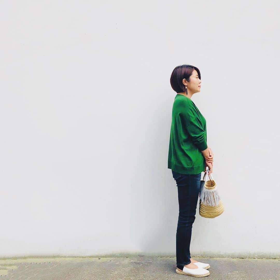 望月律子さんのインスタグラム写真 - (望月律子Instagram)「GREEN☺︎ 綺麗な色を着たくなりますね。 #クリーンな白もプラス #白を散りばめるの #好きです❤︎ #ベタだけど #爽やかになるから」5月29日 12時01分 - ritsukomochizuki