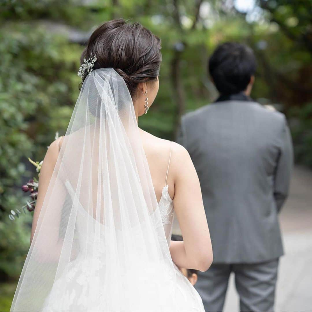 THE SODOH WEDDING OFFICIALさんのインスタグラム写真 - (THE SODOH WEDDING OFFICIALInstagram)「運命の1着﻿ ウェディングドレスに合わせた小物選び﻿ ﻿ ◇Monique Lhuillier(モニーク ルイリエ)﻿ ﻿ ほんのりと頬を赤らめたような優しい﻿ Blush Pink（ブラッシュピンク）のチュール素材﻿ その愛らしいお色味に贅沢に施されたクラシカルで﻿ 大胆なカットレースが目を惹くデザインです﻿ ﻿ 透き通るような美しいのお肌の﻿ ご新婦様にお似合いの1着です﻿ ﻿ 上品にまとめたシニヨンに﻿ 可憐なアクセサリーを合わせて﻿ レースが美しいドレスに軽やかで透明度の高い﻿ シンプルなベールをセレクトされました﻿ ﻿ 緑に囲まれたお庭にそっと溶け込むような﻿ コーディネートです﻿ ドレスのデティールや繊細なお素材が引き立つよう﻿ シルバーの上品で華やかなアクセサリーを﻿ セレクトされました﻿ ﻿ レースの施されたドレスには1点﻿ クラシカルさが引き立つミニマムな﻿ イヤリングを合わせられるのもおすすめです﻿ ﻿ ｰｰｰｰｰｰｰｰｰｰｰｰｰｰｰｰｰｰｰｰｰ﻿ .﻿ ▼オンラインフェアのご予約は﻿ インスタグラムのTOPからCHECK✔︎﻿ >>> @sodoh_wedding﻿ .﻿ #sodoh花嫁﻿ #thesodohhigashiyamakyoto﻿ #ザソウドウ東山京都﻿ #sodoh﻿ #weddingdress #dress #大人ウェディング  #ウェディングソムリエアンバサダー  #thetreatdressing﻿ #関西花嫁 #京都花嫁 #京都結婚式#大人ドレス #ウェディングドレス#ウェディングドレス選び﻿ #MoniqueLhuillier#モニークルイリエ」5月29日 12時02分 - sodoh_wedding