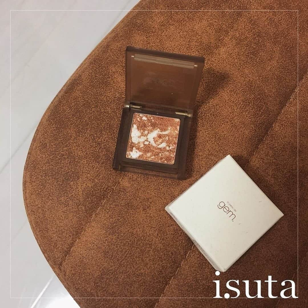 isutaさんのインスタグラム写真 - (isutaInstagram)「話題の「もちシャドウ」って？﻿ ﻿ ﻿ インスタグラムで絶大な支持を集める石田一帆さんがディレクターを務めるブランド「la peau de gem（ラポドゥジェム）」。﻿ ﻿ ﻿ 5月15日(日)に発売された「single eye color」の見た目がかわいいと話題なんです。﻿ ﻿ ﻿ 弾力のある柔らかいテクスチャーなので、「もちシャドウ」とも呼ばれているんだとか♪﻿ ﻿ ﻿ ① se-01 corkl﻿ オレンジパールとゴールドパールが含まれていて、まぶたにひと塗するだけで、繊細なパールが上品に輝きます。﻿ ﻿ ﻿ ②se-02 pink blossom﻿ フリーズドライストロベリーみたいな見た目は、使うのがもったいないほどかわいい♡﻿ ﻿ ﻿ ③se-03 bronze﻿ ゴールドパールの輝きが特徴の、使い勝手抜群のアイシャドウです。﻿ ﻿ ﻿ ④se-04 salmon pink﻿ オレンジ寄りのピンクカラーが目元を明るく彩ってくれること間違いなし。﻿ ﻿ ﻿ なかなか決められない...という方は、複数買いするのもありです◎﻿ ﻿ ﻿ 気になる方はぜひチェックしてみてください♩﻿ ﻿ ﻿ photo by﻿ @__tsubomi﻿ @ymr__2844﻿ @chihiro_____3﻿ ﻿ ﻿ #isuta #イスタ #isuta_fashion﻿ #isutapic #make #cosme ﻿ #もちシャドウ #ラポドゥジェム #シングルアイカラー ﻿ #ラメシャドウ #マーブルアイシャドウ #新作コスメ﻿ #プチプラ #lapeaudegem #lpdgem ﻿ #gemcosmetic #geminilip」5月29日 12時08分 - isuta_jp