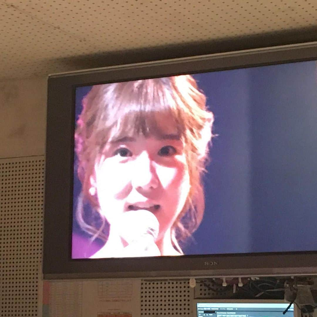 世永聖奈さんのインスタグラム写真 - (世永聖奈Instagram)「🎤🎶﻿ ﻿ ど〜も〜！松田聖子です♡﻿ ﻿ 嘘です。世永聖奈です。大変失礼致しました。﻿ ﻿ 後輩がMCを務める番組「いまなにしてる？」で﻿ 松田聖子さんになりきり 気持ちよく歌唱させてもらいました！﻿ びっくりしました😂？﻿ ﻿ やりたい放題やらせて頂き笑、﻿ 出演者はじめスタッフのみなさんに感謝です。﻿ ﻿ カラオケに行けないまま本番を迎えたので﻿ 今度は万全の状態で臨みます！！﻿ （出演する気満々）﻿ りおんちゃん、大田黒さん、れいな、待っててね😘❤️﻿ ﻿ #HBC #いまなにしてる #いまなに﻿ #好き歌選手権 #後輩に宣戦布告﻿ #松田聖子 さん #赤いスイートピー﻿ #聖子ちゃんヘア #聖子ちゃんメイク﻿ ﻿ #収録よりも放送見る時の方が緊張﻿ #二の腕 #筋トレしようと決意﻿ #キー下げたかった﻿ ﻿ #東李苑 @az_rion  #大田黒ヒロタカ﻿ #同い年 #92年生まれ #日下怜奈 @hbc_reinakusaka ﻿  #アナウンサー #世永聖奈 #セナスタグラム﻿ #母が私も出たいと言ってました﻿ #それだけは勘弁してください」5月29日 12時09分 - hbc_yonagasena