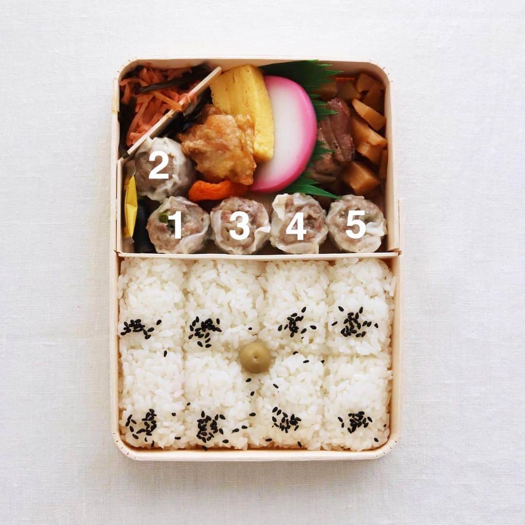 樋口正樹さんのインスタグラム写真 - (樋口正樹Instagram)「Shumai Bento . お昼ご飯に崎陽軒の シウマイ弁当を頂く。 旅行は我慢ですけど、 自宅で手軽に旅気分。 . ＜食べ順メモ＞ あんずは最後として、 左右角の生姜、昆布、 筍煮は都度つまんで、 主なジャンル別での 食べ順を記してみた。 概ね左から食べてて、 一般的な順ですかね？ . ２枚目はご飯と小梅 ３枚目はシウマイ ４枚目は他のおかず . . #崎陽軒 #シウマイ #崎陽軒のシウマイ弁当 #横浜名物 #駅弁 #お弁当 #弁当 #shumai #shiumai #shumaibento #食べる順番シリーズ」5月29日 12時12分 - higuccini