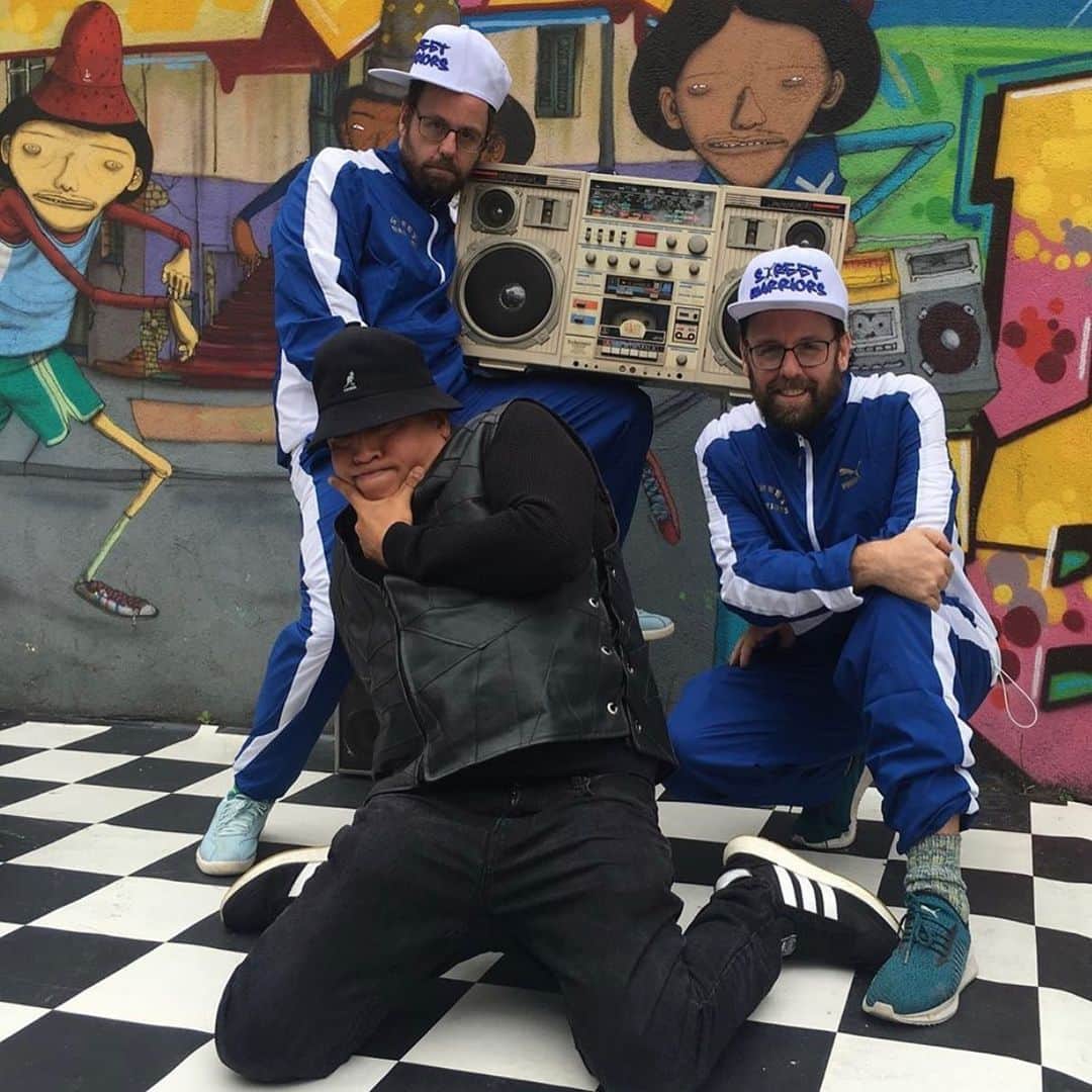 osgemeosのインスタグラム：「Happy birthday to our genius brother @dozegreen 👑 king of style!!!!! Thanks 🙏 for the inspiration!!!! Love u bro!  Feliz aniversário ao nosso irmão @dozegreen , rei do estilo! Obrigado pela inspiração! Amamos você ! 🙏❤️」