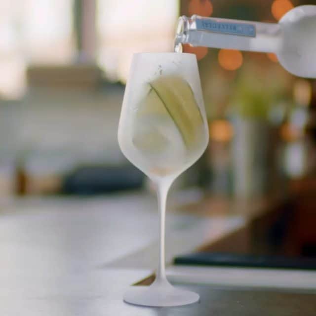 のインスタグラム：「ラグジュアリーウォッカで作る﻿ きゅうりのカクテル🥒﻿🍸 ﻿ ウォッカ発祥の地、ポーランドで生まれたベルヴェデール ウォッカはかつて王族が住んでいた宮殿にちなんで名づけられました。厳選されたダンゴウスキー・ゴールド・ライ麦と超軟水のみから作られ、4回の蒸留と33回の品質管理検査を重ねた、洗練のラグジュアリー・ウォッカです。﻿ ﻿ 夏の始まりを感じる金曜日の夕方にぴったりのカクテルレシピをご紹介します。﻿ぜひお試しください☺️ ﻿ 〈材料〉﻿ 30ml ベルヴェデール ウォッカ﻿ 30ml ドライベルモット﻿ きゅうりのスライス﻿ スパークリングウォーター＆トニックウォーター﻿ ﻿ 〈作り方〉﻿ スプリッツァーグラスに氷を満たす。すべての材料を混ぜ合わせ、きゅうりのスライスを飾る。スパークリングウォーターとトニックウォーターは均等に入れるのがおすすめ！ ﻿ #金曜日の夜 #華金 #ハッピーアワー #カクテルレシピ #おしゃれカクテル #おうちバー #ベルヴェデールウォッカ #ウォッカベース #ラグジュアリーカード」