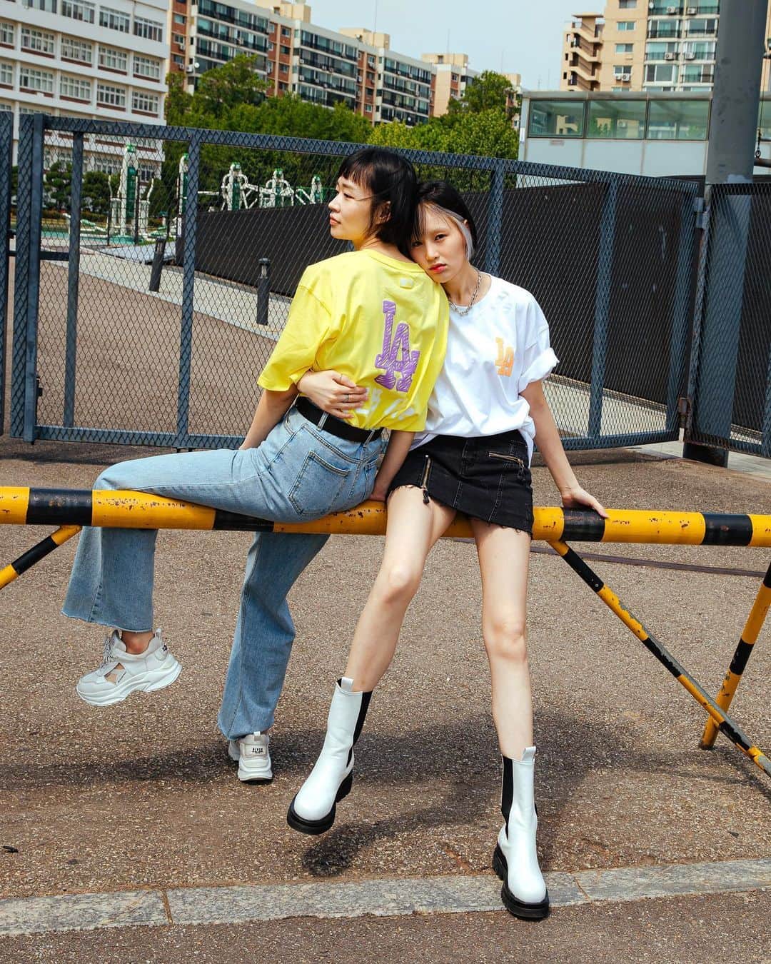가로수길 , Seoulのインスタグラム：「Street Style Thx @l.lua_ @mengdel_ 🔥 오랜만에 MLB ! 🧐」