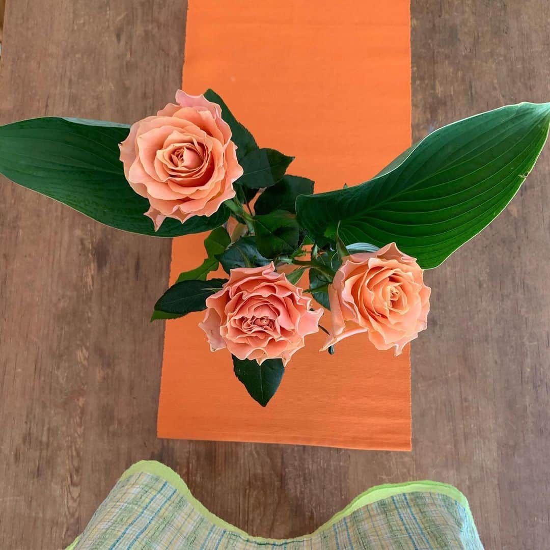 UlalaGirlのインスタグラム：「The orange rose that was given from the man who loves plants at the plant store🌿 The green summer dress that was given from the hard working woman I respect💚」