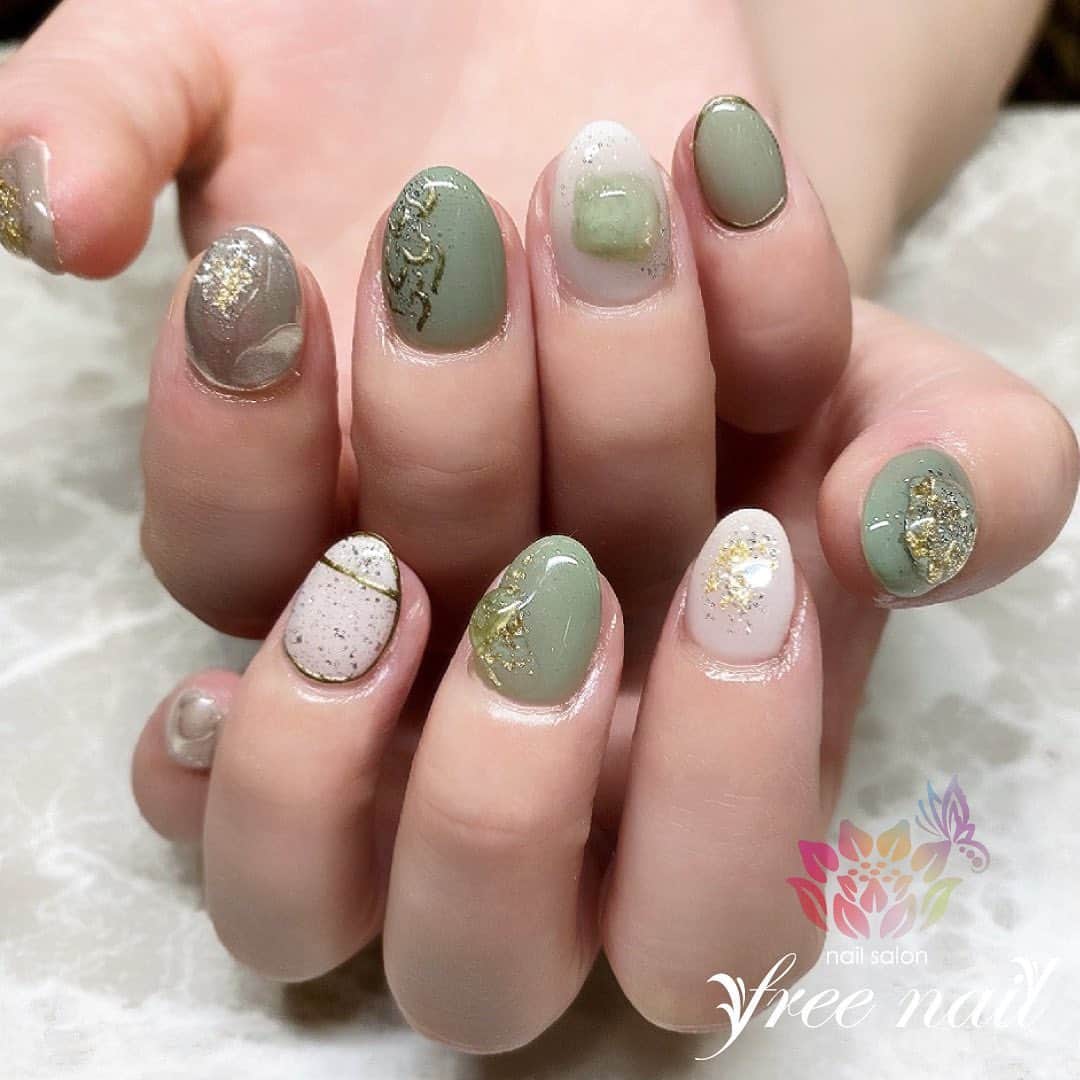 free nail フリーネイルのインスタグラム：「. お客様ネイル💅🏻🌱 . くすみグリーンネイル🍃 . 夏色な天然石🌞 . ご来店ありがとうございました🙇🏻‍♀️🙇🏻‍♀️🙇🏻‍♀️💗 . #ネイルアート #ジェルネイル #ネイルサロン #大阪ネイルサロン #ネイルデザイン #ネイルチェンジ #天然石ネイル #メタリックネイル #くすみネイル #ネイルパーツ #グリーンネイル #ホワイトネイル #シンプルネイル #大人ネイル #デザインネイル #トレンドネイル #おしゃれネイル #夏ネイル #summernails #nailsart #nailsdid #美甲 #日式美甲 #日式美甲胶 #日本美甲师 #日本美甲老师 #美甲上课 #日本胶 #フリーネイル #freenail」