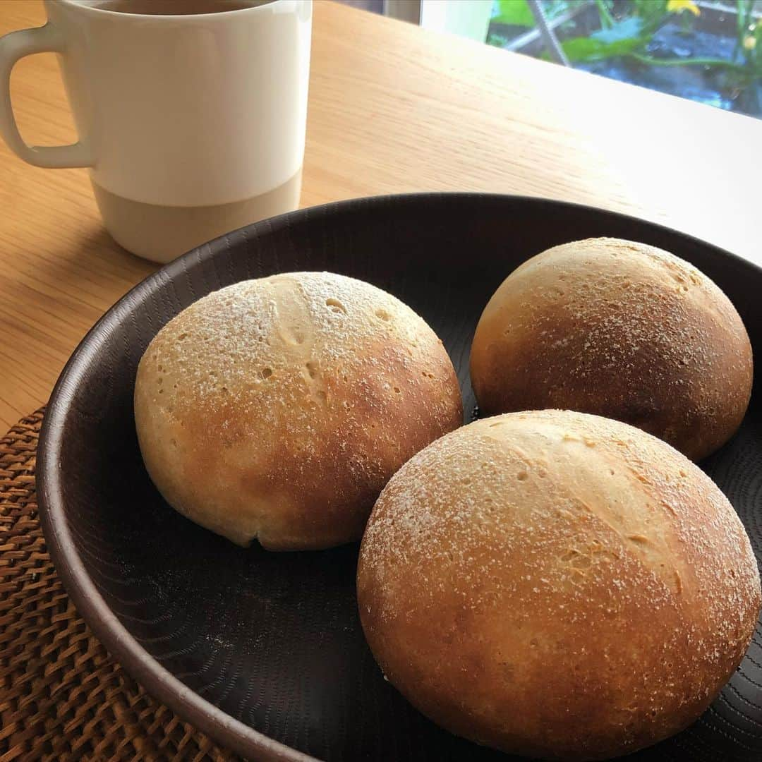 COLLOのインスタグラム：「今日の朝パン🍞ライ麦パン🥐 ・ この自粛期間、クラシルでパンレシピを発見して、なんとなく作ってみたらいきなり美味しいパンが焼けてしまって、パン作りにはまっています🌟 ・ 初パンづくり、自分でつくるとこんなに美味しいパンが食べれるなんて〜‼︎と衝撃を受けています。 ・ お腹のでっぱり🤰、自宅保育👧、仕事不能😵…重なるストレス解消のためにいろいろ試していたのですが、これはいいこと尽くしかも。 ・ 夜こねて朝焼くだけだから無理がない🍞 生地こねるのがいいマインドフルネス的な効果に？ とにかく美味しいがいちばんかも😋 ・ #パン作り #クラシル さまさま」