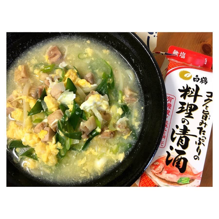 白鶴酒造株式会社のインスタグラム：「⭕「フォロー&コメント」キャンペーン中⭕ ※ご応募は、当アカウントフォロー後、5/27の投稿にコメントすることで完了します。 【白鶴 コクと旨みたっぷりの料理の清酒】  実は料理酒には、「素材の臭みを取る」、「コクや旨みをつける」、「素材をやわらかくする」、「煮崩れを防ぎ、美味しさを閉じ込める」、「味付けをまろやかにする」、「焼き色をつけ、香りを良くする」、「調理料の使用量を減らす」といった、料理に使った方がいい7つの理由があるんです。 「味付けをまろやかにする」がどういうことかと言うと、アルコールが食材にしみこむ際に、他の調味料もしみこみ易くなり、味がしっかり食材につくので、調味料の使用量を減らすことが出来るということです。  料理酒に含まれている成分には、ちゃんと役割があるんですね！ 詳しくはこちら⇒http://www.hakutsuru.co.jp/product/cooking_sake_library/#CONTENT02  在宅勤務が続いているので、私も料理酒を使ったレシピに挑戦！ @ryuji_foodlabo さんの塩親子うどん🍜 ほとんど味付けをしなくても鶏のだしが出て美味しかったです♪  #日本酒 #白鶴 #hakutsuru #japan #神戸 #kobe #酒 #sake #japanesesake #japaneseculture #灘五郷 #GI灘五郷 #lovehyogo #lovekobe #insta_higashinada #家飲み #料理酒 #料理 #手料理 #おうちごはん #stayhome #プレゼントキャンペーン #キャンペーン実施中 #プレゼント企画実施中 #プレゼント企画 #キャンペーン #インスタキャンペーン #sakestagram #キャンペーン中」