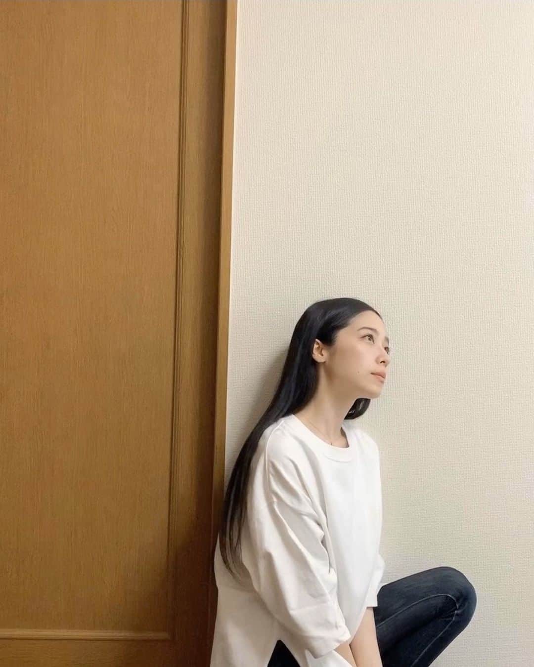 久保陽香さんのインスタグラム写真 - (久保陽香Instagram)「. . . ある日のひとコマ。 動画撮ったりしてました。 セルフで撮る大変さを痛感。  そして髪も伸びました。」5月29日 12時40分 - kubo_haru