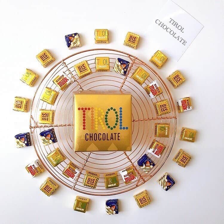 チロルチョコのインスタグラム：「ゴールドに輝く✨﻿ ﻿ チロルの ビッグチロル*ゴールド*のご紹介です🤩﻿ ﻿ 人気商品、コーヒーヌガーのデザインをそのまま使用🧚‍♀️﻿ ﻿ 中には﻿ ▫️コーヒーヌガー﻿ ▫️ミルク﻿ ▫️ビス﻿ ▫️アーモンド﻿ の4種類をIn👩‍❤️‍👩﻿ ﻿ 個包装もゴールドにキラキラ輝いております✨﻿ ﻿ お菓子パーティーにもピッタリですよ😋﻿ さて、どれから食べようかな？🧐﻿ ﻿ ﻿ ﻿ ﻿ ﻿ ﻿ ﻿ ﻿ ﻿ #tirol #tirolchoco #チロルチョコ #チロル #チョコレート #おやつタイム #chocolate ﻿ #おやつ #onmytable #sweetstable #スイーツ部 #おうちカフェ #日々の暮らし #sweettooth  #チョコ #おやつの時間  #スイーツ女子  #スイーツ男子  #チョコラブ  #chocolatelover  #snack #スイーツ大好き #sweetsmile #スイーツ  #shopチロルチョコ#ビッグチロル#ゴールド#新発売 ﻿」