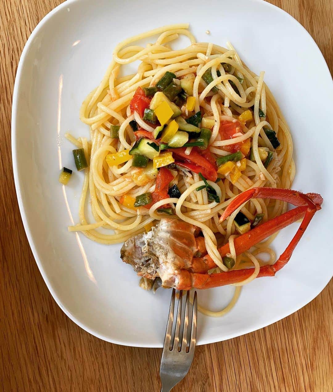 神谷洵平さんのインスタグラム写真 - (神谷洵平Instagram)「野菜を刻んだパスタが食べたくなり、 ニンニク、いんげん、ズッキーニ、パプリカ、トマト、イタリアンパセリを刻む。 蟹を入れるか最後まで迷ったが、せっかくなので'ワイン'と共に蒸す。」5月29日 12時50分 - junpeikamiya
