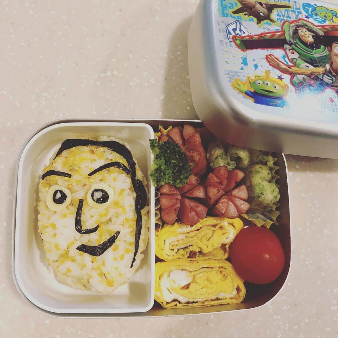 吉田豊のインスタグラム：「今日は息子がお弁当の日だったので久々に作りました！ なんのキャラクターかわかりますか？ヒントは右上です😎 #キャラ弁」