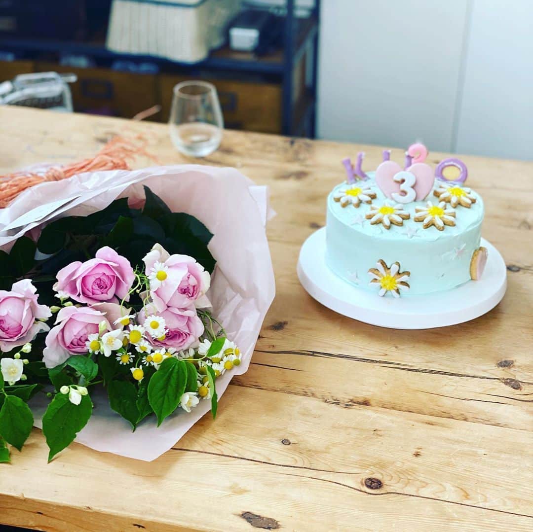 酒井景都さんのインスタグラム写真 - (酒井景都Instagram)「マミ(@mami_salvia )が作ってくれたケーキ。  青と黄色を白にすこーしだけ混ぜてティファニーブルー。クッキーもスポンジも装飾の星も夜なべして作ってくれたよ。愛だね愛。  蝋燭ふーするの5月中ずーっと楽しみにしてたもんね　笑　「早くハッピーバースデーテゥーユーしたぁい！」って。  #今日のきこたま #3歳0ヶ月  #happy3rdbirthday」5月29日 12時47分 - katiiesakai