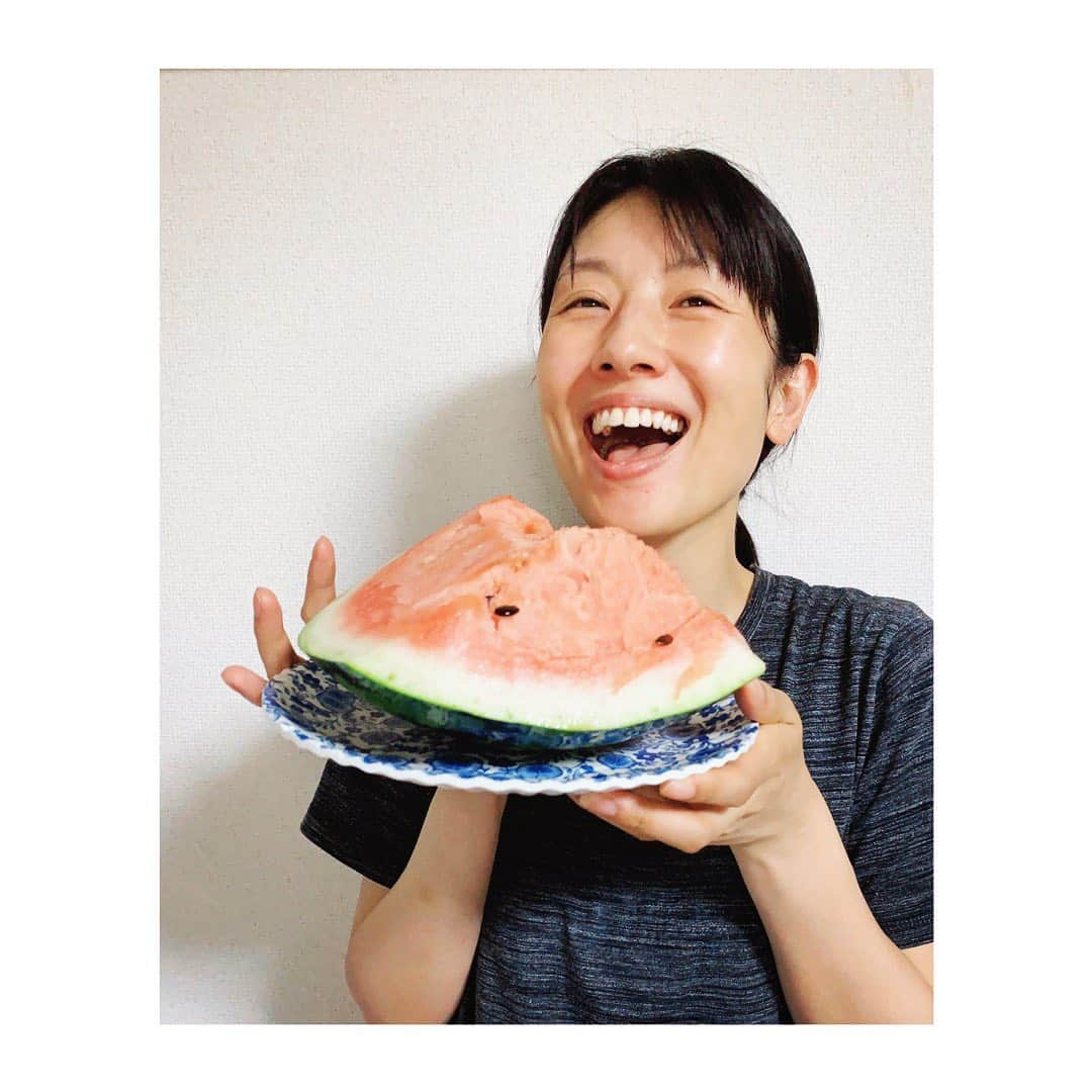 由樹さんのインスタグラム写真 - (由樹Instagram)「欲張りカット🍉☀️ 熊本からの巨大なスイカのおすそ分け頂きまして♡ 甘〜い😋uhaha  そうそう、  スッピンにアホ毛、 砂嵐みたいな柄のTシャツは見て見ぬふりしてちょーだいよ🙈  #巨大スイカ #冷蔵庫のドン #夏　ですよ #欲張り #お家時間  #デザート」5月29日 13時00分 - yu.u.ki100