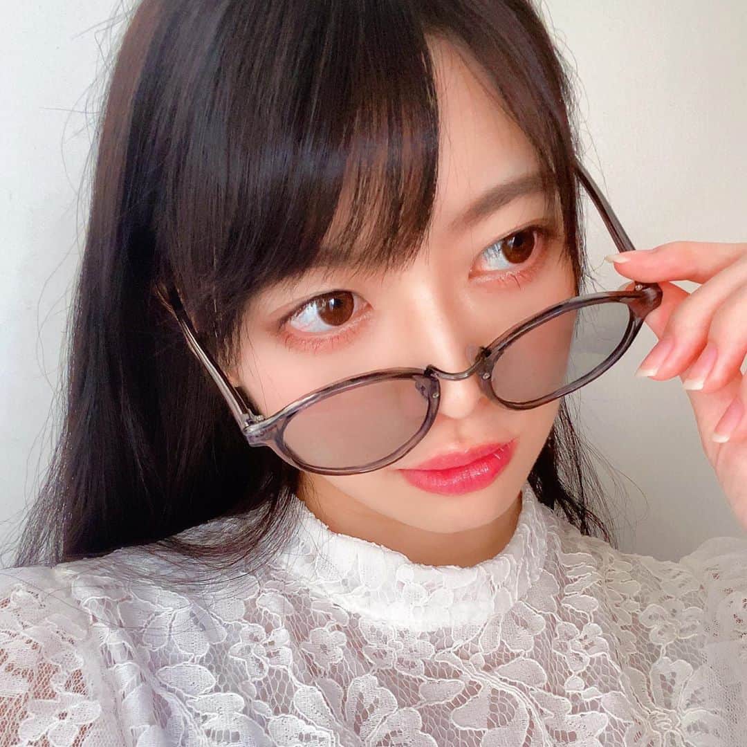 藤田いろはのインスタグラム：「﻿ 今日もいい天気だね☀️﻿ 目から日焼けするって聞くから、晴れてる日はUVカットの伊達メガネかサングラスしてます。﻿ 今日つけてるのは　@tres.jewelry さんのだよ🕶﻿ 透けてる黒のフレームだから重すぎなくて良き🙆‍♀️﻿ ﻿ ‪#藤田いろは#グラビア#gravure #japanesegirl #レースクイーン#tokyo  #l4l #aziangirl  #ビジョビ #模特 #뷰티스타그램 #셀카  #cosplay #黒髪ロング　#tresjewelry」