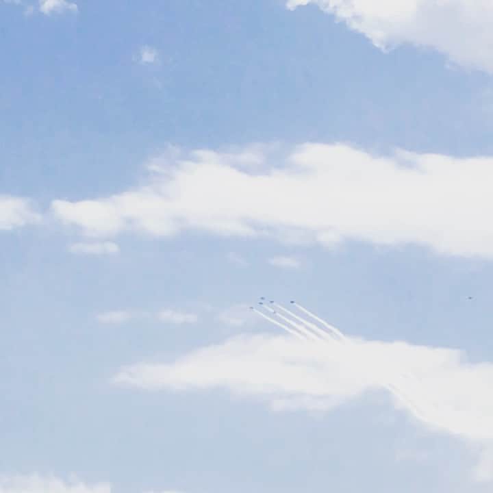 中村譲のインスタグラム：「マンションの上飛んでくれて嬉しい😆😆😆 #戦闘機大好き #ブルーインパルス #綺麗 #blueimpulse #lucky #happyday #loveaircraft」