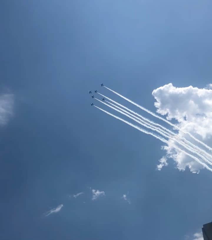 LOVEのインスタグラム：「My god!! Blue Impulse, the acrobat flight team of Japan air force, the highest skilled pilots, performed a round flight over Tokyo to show gratitude for medical workers.  It went right above.  Don't know why but I almost cried!  It was beautiful and sooooo cool✈️✈️✈️✈️✈️ #blueimpulse」