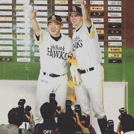 リック・バンデンハークさんのインスタグラム写真 - (リック・バンデンハークInstagram)「👍🏻 Give @uchikawaseiichi01 a thumbs up👍🏻 for his 2,000 hit milestone in 2018! 🇯🇵Today his @samuraijapan_official jersey is for auction on twitter.com/rickvandenhurk 🏠The amount raised today will be 100% donated to the Donald McDonald House in Fukuoka! @dmhcjapan  #vandyforcharity #donaldmcdonald #fukuoka #uchikawa #samuraijapan」5月29日 13時25分 - rick_vdhurk