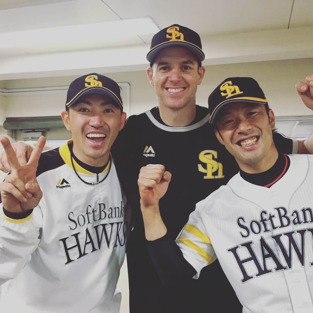 リック・バンデンハークさんのインスタグラム写真 - (リック・バンデンハークInstagram)「👍🏻 Give @uchikawaseiichi01 a thumbs up👍🏻 for his 2,000 hit milestone in 2018! 🇯🇵Today his @samuraijapan_official jersey is for auction on twitter.com/rickvandenhurk 🏠The amount raised today will be 100% donated to the Donald McDonald House in Fukuoka! @dmhcjapan  #vandyforcharity #donaldmcdonald #fukuoka #uchikawa #samuraijapan」5月29日 13時25分 - rick_vdhurk