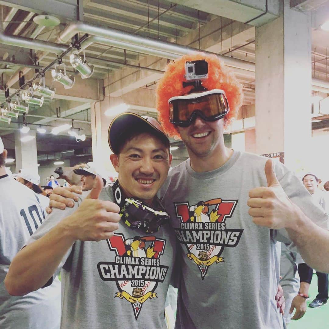 リック・バンデンハークのインスタグラム：「👍🏻 Give @uchikawaseiichi01 a thumbs up👍🏻 for his 2,000 hit milestone in 2018! 🇯🇵Today his @samuraijapan_official jersey is for auction on twitter.com/rickvandenhurk 🏠The amount raised today will be 100% donated to the Donald McDonald House in Fukuoka! @dmhcjapan  #vandyforcharity #donaldmcdonald #fukuoka #uchikawa #samuraijapan」