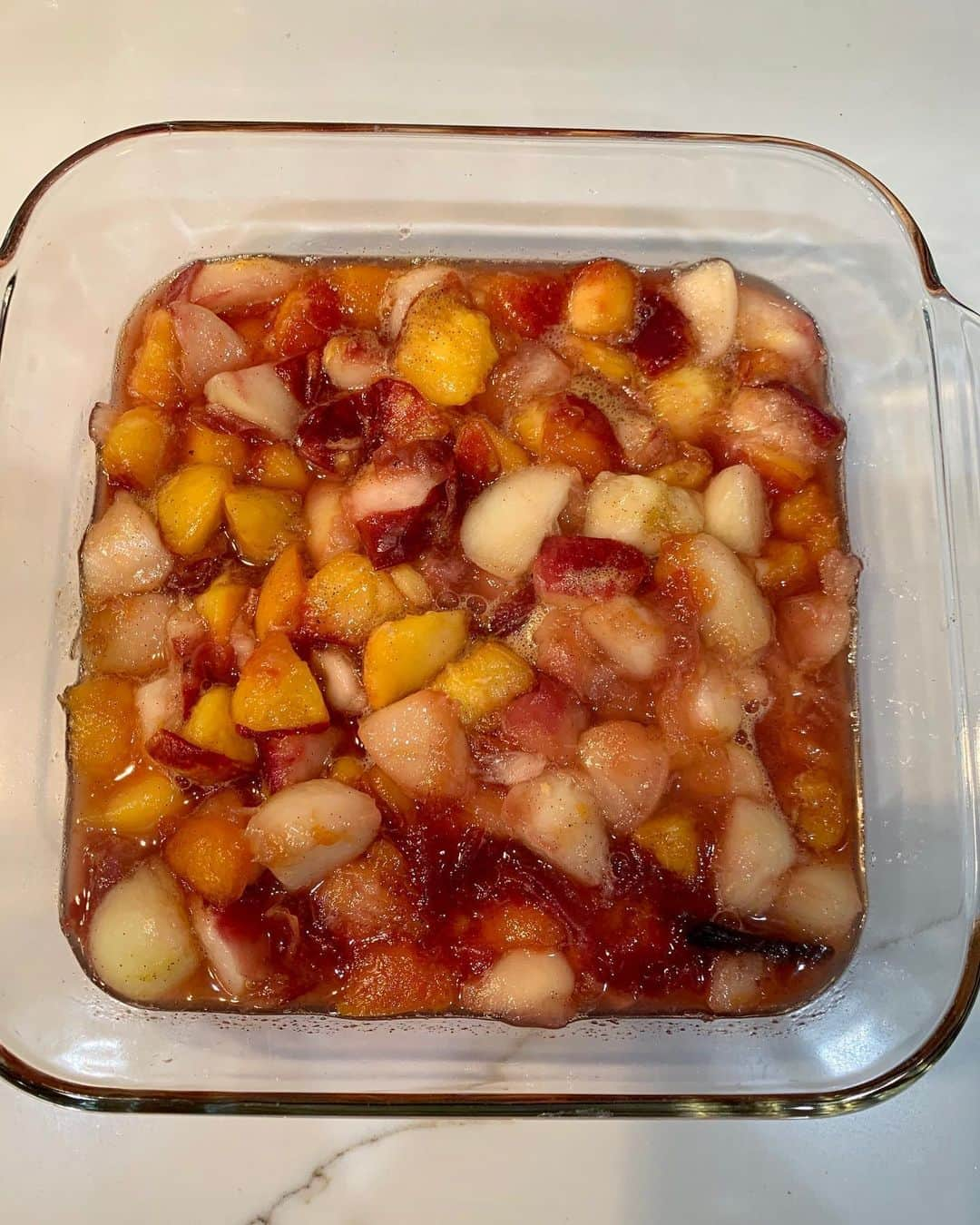 エミリー・デ・レイヴィンさんのインスタグラム写真 - (エミリー・デ・レイヴィンInstagram)「Second crumble of the week!  Fresh peach, nectarines, apricot & vanilla bean. 🍑 ( á la mode w/vegan vanilla coconut base ice cream)  I can’t decide which one I like more! The apple strawberry one was such good flavor too.  These crumbles are so yummy,  simple to make, & as far as deserts go- pretty healthy too! 💖  Peaches, nectarines, apricots  Vegan butter Sugar Flour (half whole wheat)  Rolled oats Shredded coconut Seeds from 1 vanilla bean」5月29日 13時25分 - emiliede_ravin