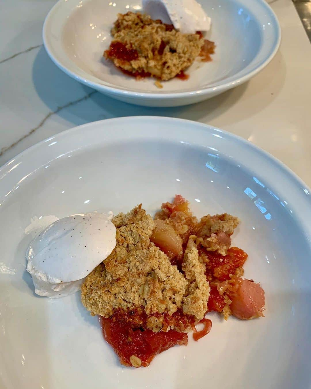 エミリー・デ・レイヴィンさんのインスタグラム写真 - (エミリー・デ・レイヴィンInstagram)「Second crumble of the week!  Fresh peach, nectarines, apricot & vanilla bean. 🍑 ( á la mode w/vegan vanilla coconut base ice cream)  I can’t decide which one I like more! The apple strawberry one was such good flavor too.  These crumbles are so yummy,  simple to make, & as far as deserts go- pretty healthy too! 💖  Peaches, nectarines, apricots  Vegan butter Sugar Flour (half whole wheat)  Rolled oats Shredded coconut Seeds from 1 vanilla bean」5月29日 13時25分 - emiliede_ravin