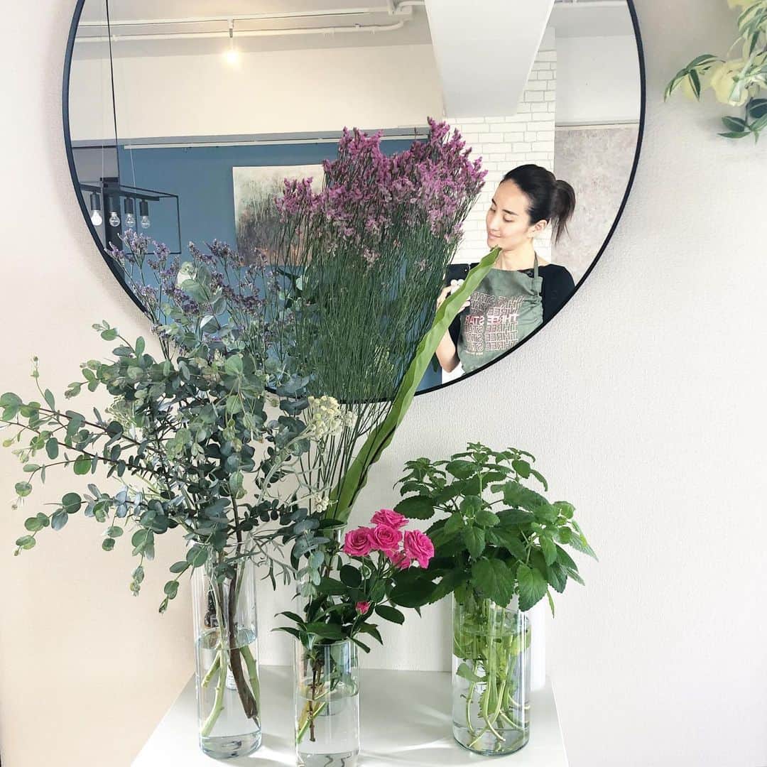 秋定麻紀子のインスタグラム：「そろそろ向日葵🌻でも飾ろうかな。 でもそ前に紫陽花の季節か。」