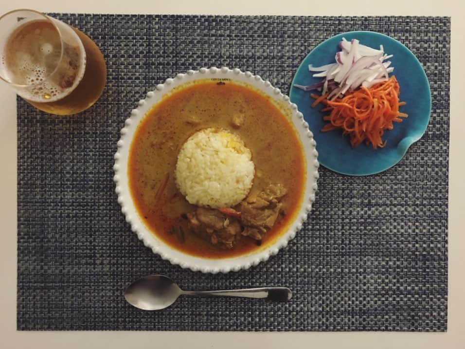 azumiのインスタグラム：「先日カレー狂ミュージシャン総勢10名が集って、福岡のツナパハをお取り寄せ！自粛生活中に恋しいツナパハが食べられるなんて嬉しすぎるし美味くて死ぬかと思った。豆カレーも合わせて2セット頼んだので有り難く大切に頂いている。まだ楽しめる。嬉しい！仕切ってくれた松本圭司くんありがとう！またやろうねw🍛 #あずカレー #ツナパハ  #福岡」