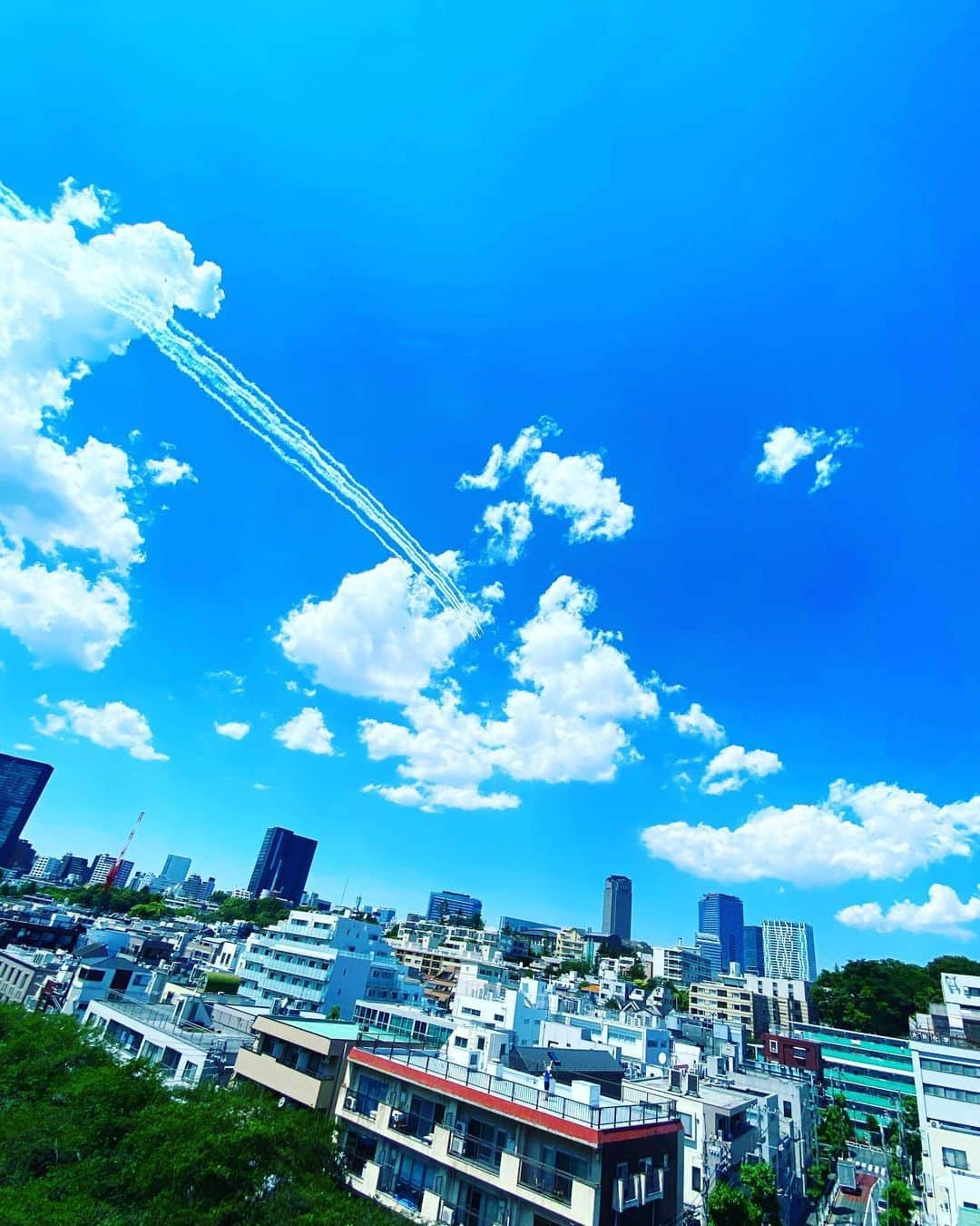 谷川じゅんじさんのインスタグラム写真 - (谷川じゅんじInstagram)「Thank You, Healthcare Workers Honoring all the healthcare heroes on the front line. すべての医療従事者の皆さんに感謝。本当に本当にありがとう。 #blueimpulse #thankyouhealthcareworkers #goodvibesonly #goodneighbors #tokyolife #thisistokyo #thisisjapan」5月29日 13時26分 - junjitanigawa