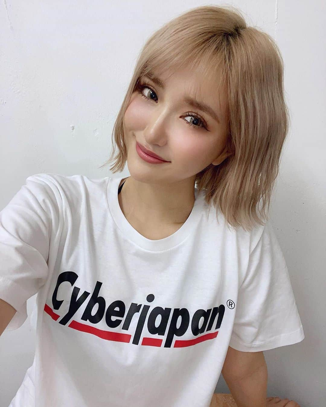 カナさんのインスタグラム写真 - (カナInstagram)「Cyberjapan Tシャツ 今夜19:00〜販売スタート♥️ ． #cyberjapan」5月29日 13時31分 - _kana627_