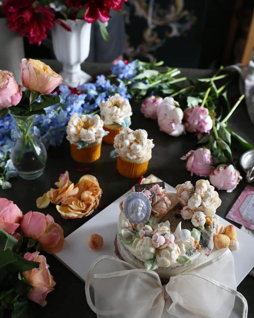 청담 수케이크 (atelier soo)さんのインスタグラム写真 - (청담 수케이크 (atelier soo)Instagram)「ㅡ 6월의케익이될뻔했던디자인 꿈의궁전.이라고이름짓고만들기시작했던디자인입니다. 당근시트에 크림치즈로꽃을만들었는데 고심하다가 다음번에 선보이기로했습니다. 몽환적인느낌으로 다시컨셉잘살려서 데려올께요 🤍 ㅡ 사실이달의케익을만들기위해이래저래시도를많이해보고고심해서정하기때문에 정말.정이많이가는것같아요. 좋은재료와 정성스러운마음으로 6월의케익도 열심히 샘플보다더예쁘게제작해보겠습니다.늘감사합니다. 🙇‍♀️ ㅡ #flower #cake #flowercake #partycake #birthday #bouquet #buttercream #baking #wilton #weddingcake ㅡ www.soocake.com vkscl_energy@naver.com」5月29日 13時37分 - soocake_ully