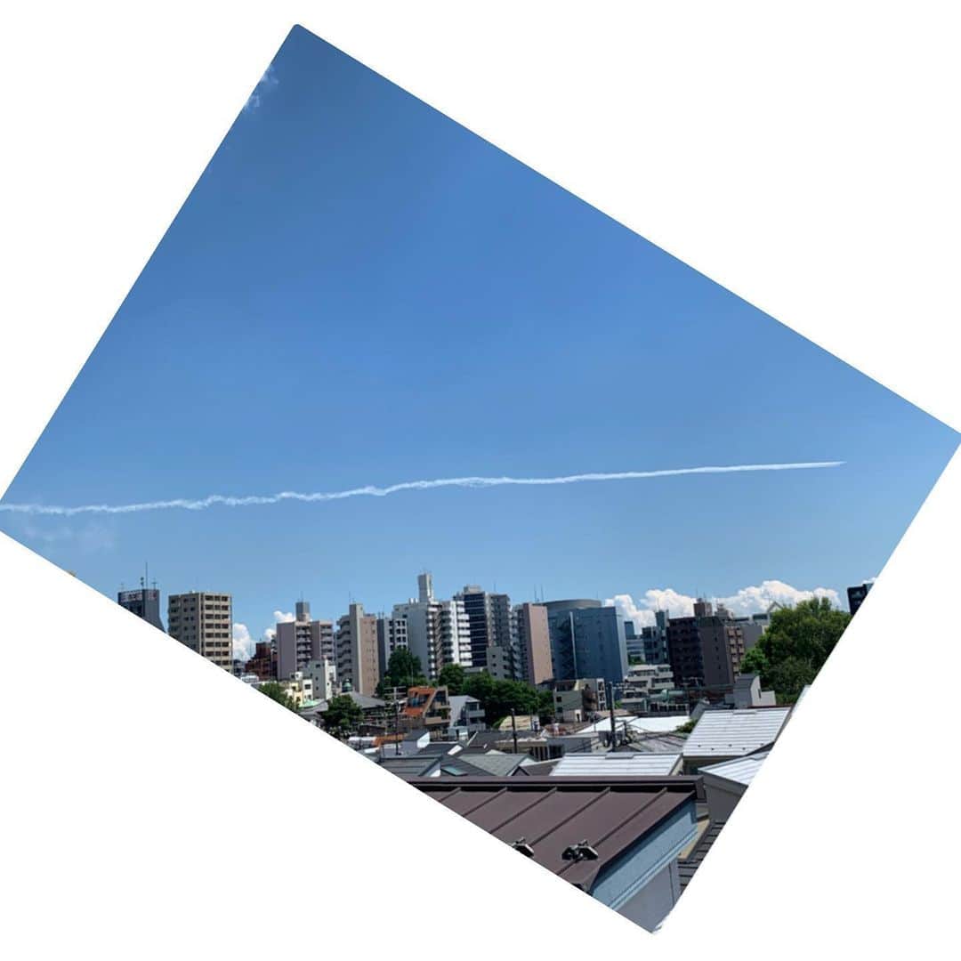 近藤祥子のインスタグラム：「. すぱっ‪┈┈‬‪┈┈‬‪┈┈‬‪┈┈‬✈︎ . . #ブルーインパルス #blueimpulse #航空自衛隊 #✈️ #東京 #tokyo #instalike #instagood #instatokyo #instajapan」