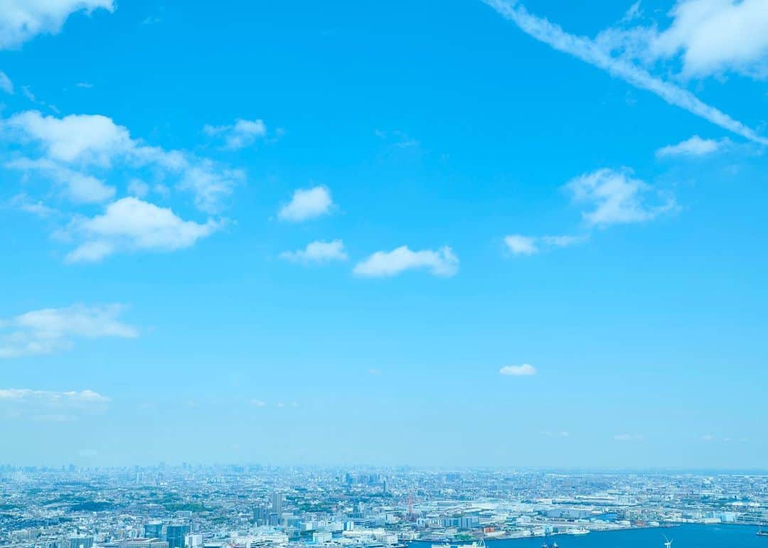 横浜ロイヤルパークホテルのインスタグラム：「6/1（月）より、70F スカイラウンジ「シリウス」の営業を再開いたします！  お客様が安心、安全にご利用いただけるよう、ランチは“オーダーブッフェ”へと変更し、フィジカルディスタンスを保つため通常より席数を減らすなど、様々な対策を行います。  横浜の空を眺めながら、ホテルでの非日常をお楽しみください🍽  #横浜ロイヤルパークホテル #yokohamaroyalparkhotel #横浜 #yokohama #みなとみらい #横浜ホテル #ホテル #hotel #ホテル好き #ホテルライフ #ホテルランチ #絶景レストラン #thepreferredlife #royalparkhoteljp」