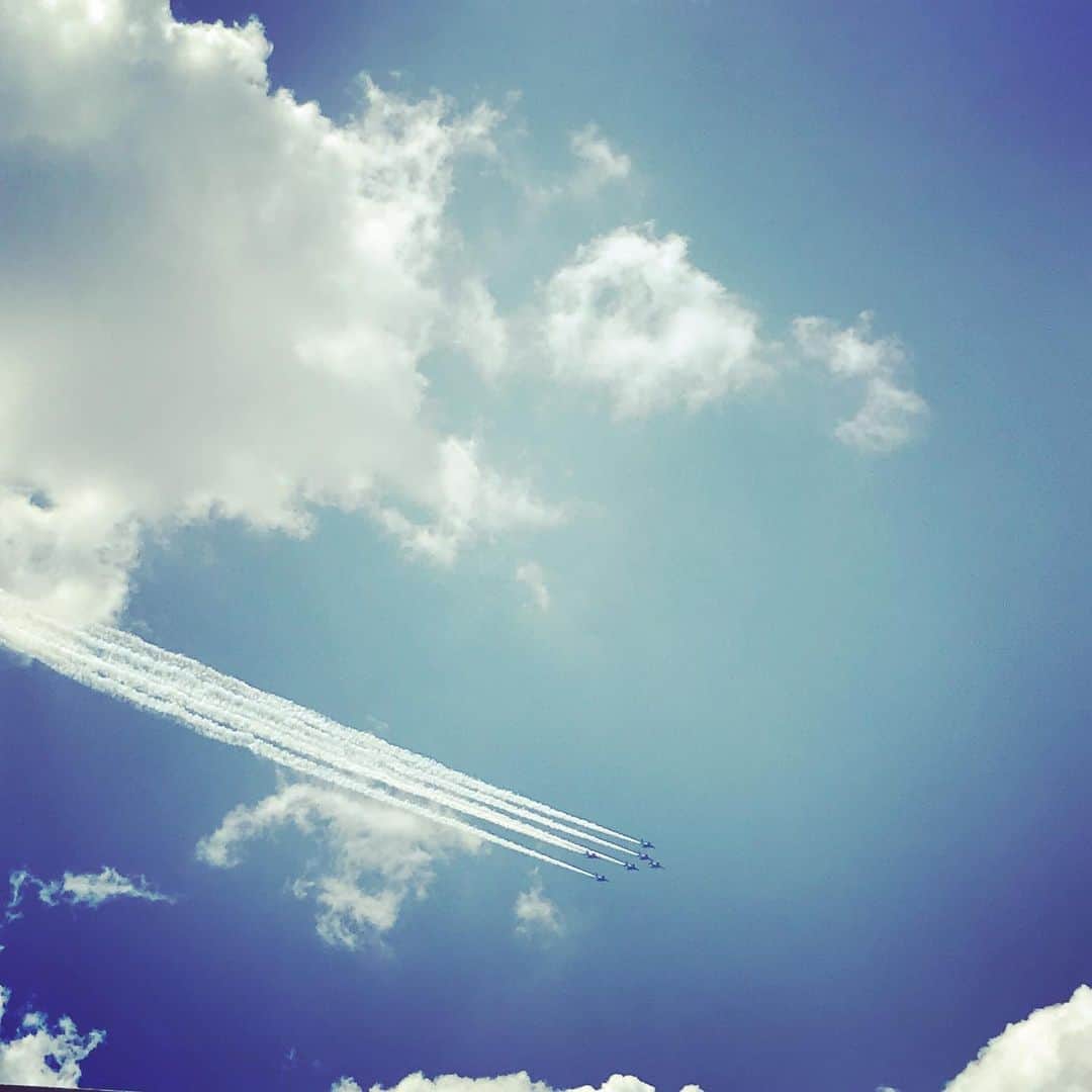 BONNIE PINKさんのインスタグラム写真 - (BONNIE PINKInstagram)「医療従事者の皆様に、ブルーインパルスからの感謝の飛行は無事届いたかしら？ジーンと見上げた空。私もおこぼれありがとう✈︎。How beautiful!」5月29日 13時40分 - bonniepink_official