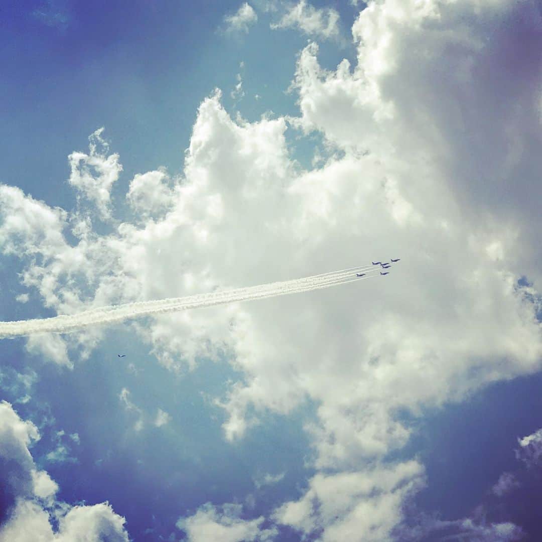 BONNIE PINKさんのインスタグラム写真 - (BONNIE PINKInstagram)「医療従事者の皆様に、ブルーインパルスからの感謝の飛行は無事届いたかしら？ジーンと見上げた空。私もおこぼれありがとう✈︎。How beautiful!」5月29日 13時40分 - bonniepink_official