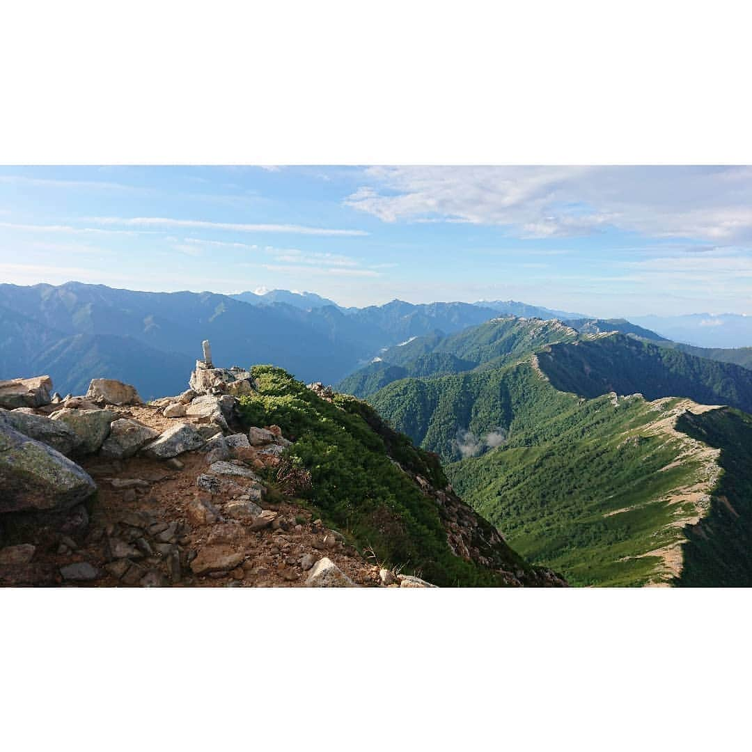 桜花さんのインスタグラム写真 - (桜花Instagram)「こんにちはでございマウンテン🗻🍀 今日も暑いです🍀みなさん水分補給ぜひこまめにしてくださいね🌷 (写真は昨年、北アルプスにて🍀) #こんにちは  #水分補給  #こまめに #夏  #初夏  #山  #山登り  #山歩き #mountain  #mountains  #北アルプス #自然  #green」5月29日 13時40分 - mountainohka