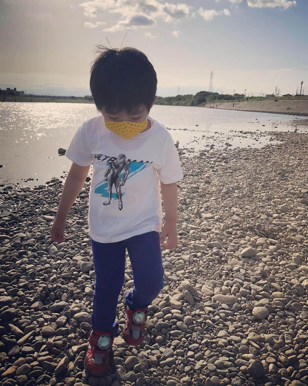 川久保拓司さんのインスタグラム写真 - (川久保拓司Instagram)「まだ、これから。 気持ちが緩んじゃダメだし、これからずっと気を付けていくもの。 だけどさ、ステイホーム守ってよく頑張ってたよね。 ということで、朝、景色の良いところにお散歩。 キレイだね。 落ち着いたらディズニー行きたいね。  #stayhome #緊急事態宣言解除 #しかし戦いは始まったばかり #手作りマスク #長男 #tjパパ奮闘記」5月29日 13時41分 - takuji_kawakubo