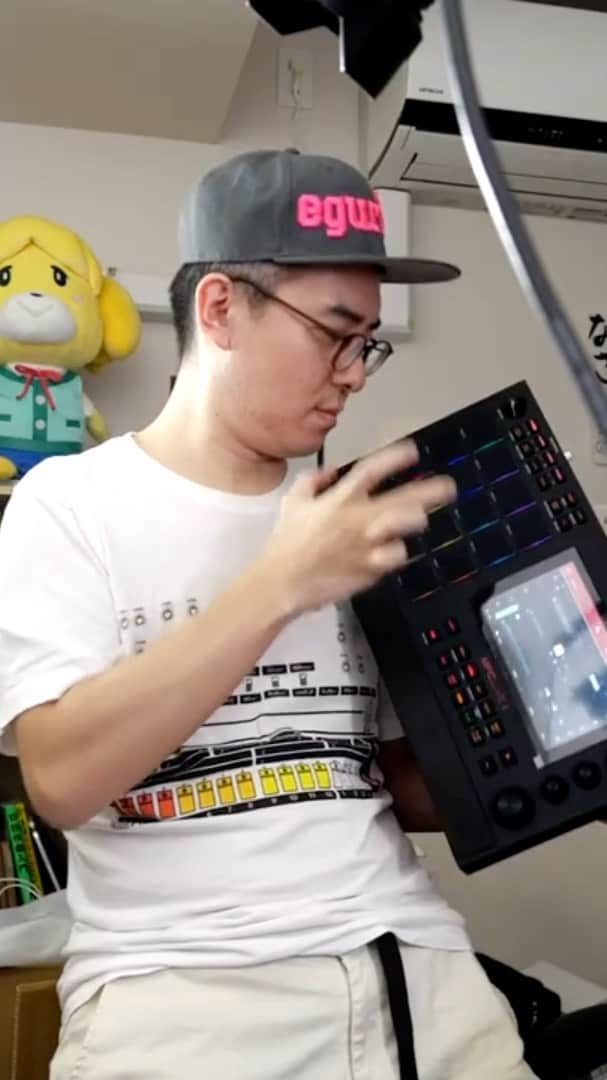 瀬戸弘司のインスタグラム：「My new gear... MPC LIVE IIの最大の特徴は、内蔵スピーカー&内蔵バッテリーで完全スタンドアロン実現している点です。  動画は、ライブ配信中に楽しくなって、本体を腕に抱えたままフィンガードラムを叩きはじめたシーンです。  本体にケーブルがまったく接続されていないことに注目！  #mpclive2 #mpcliveii #mpclive #akai」