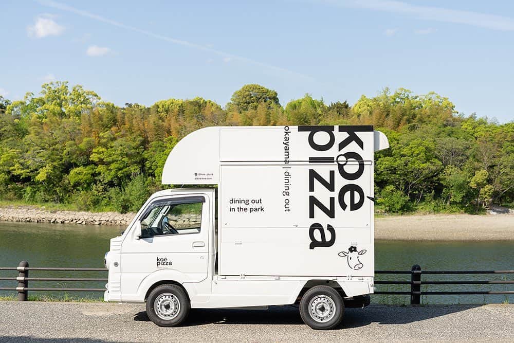 コエのインスタグラム：「. koe pizza okayama pre-opening 2020.5.22.fri. ・ 緑豊かな石山公園の景観を生かすため、 キッチンカーとコンテナを店舗として使用します。  本日も17時まで、 テイクアウトのみで営業しております。  #koe #koepizza #koeethical #ethical #pizza #okayama #okayamapizza  #cafestagram #takeout #diningout #domainetetta #コエ #コエピザ #ピザ  #エシカル #岡山 #岡山グルメ #岡山カフェ #岡山レストラン#岡山ピザ  #地産地消 #吉田牧場 #チーズ #チーズメルト #岡山観光 #石山公園 #岡山城 #後楽園 #ダイニングアウト #長場雄」