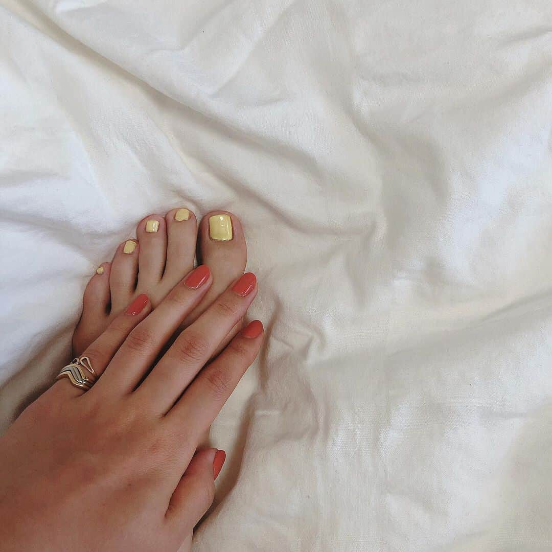 渡邉真梨奈さんのインスタグラム写真 - (渡邉真梨奈Instagram)「. New nail 🍊🍋 元気がでる色にしたくて ビタミンカラー🧡💛 . 最近 爪磨きにハマってます💅 以前より磨く頻度が格段に増えた 毎日目にする部分だから キレイにしておきたいなって 見えない部分ももちろん大切だけど😊 . #bena_style #newnails #selfnail #vitamincolor #🍊🍋 #爪磨き #ネイル #ねいる  #セルフネイル」5月29日 13時59分 - b_e_n_a_92