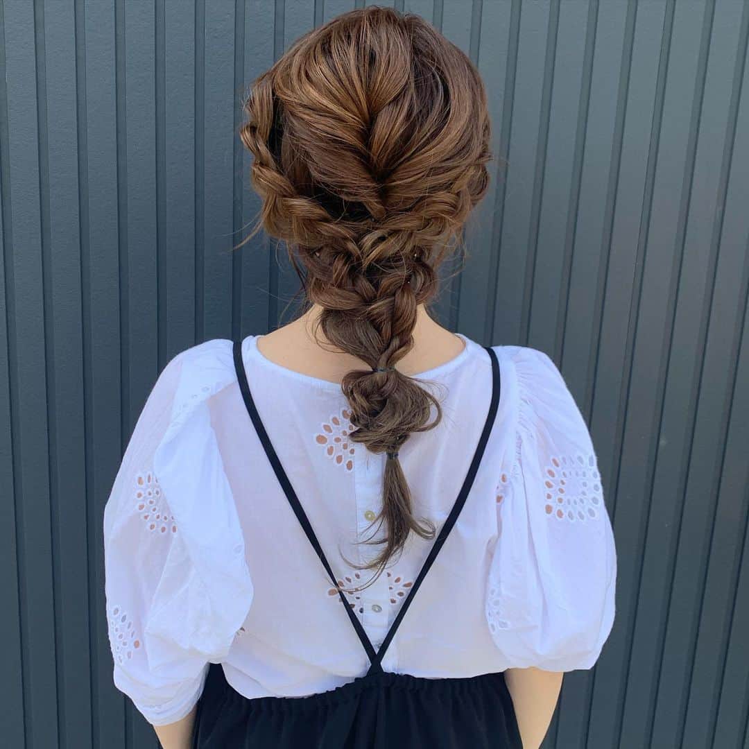 ryuu79hinaのインスタグラム：「#ヘアアレンジ 🍒 ・ ・ クルリンパと三つ編みだけだから簡単に出来ちゃうアレンジだよ✨ ちょっと雑だけど…💦 ・ ・ 巻いたあと、ジェミールフランニュアンスアレンジスプレーすると束感が作りやすかったりでおすすめです♡ ・ ・ ━━━━━━━━━━━━━━━ #アレンジ#三つ編み#三つ編みアレンジ#クルリンパ#簡単ヘアアレンジ#簡単アレンジ#locari#後ろ姿#ロングヘア #ロングヘアアレンジ#記録#ママコーデ#좋아요#좋아요환영#인스타그램#일상#일상스타그램#데일리그램」