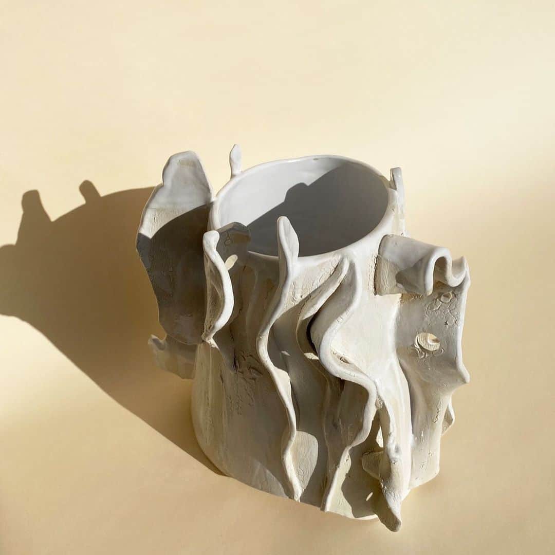 アポロジーさんのインスタグラム写真 - (アポロジーInstagram)「The coral friend /// /// L’ami Corail  #coral #ceramic #pot #pottery #unic #art #studio #crackled #whiteglaze」5月29日 13時55分 - olivia_cognet